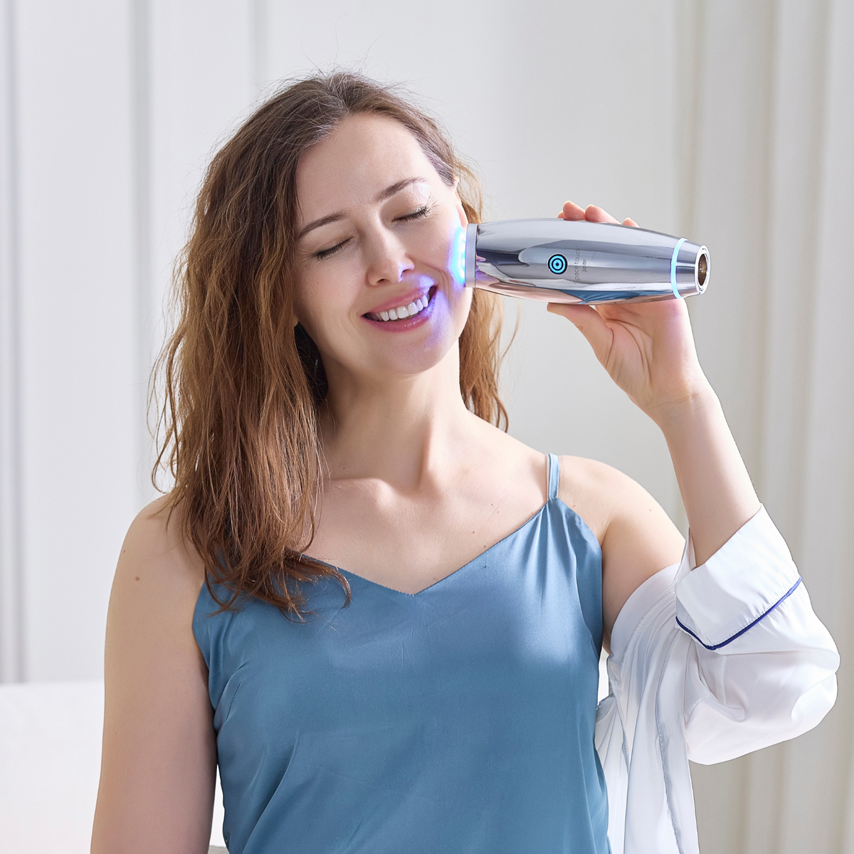 A woman using the Jupiter handheld on her cheek.